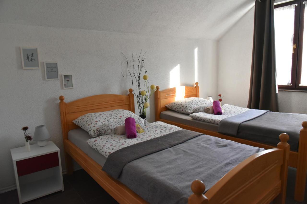 Apartment Bobic Licko Petrovo Selo Екстериор снимка