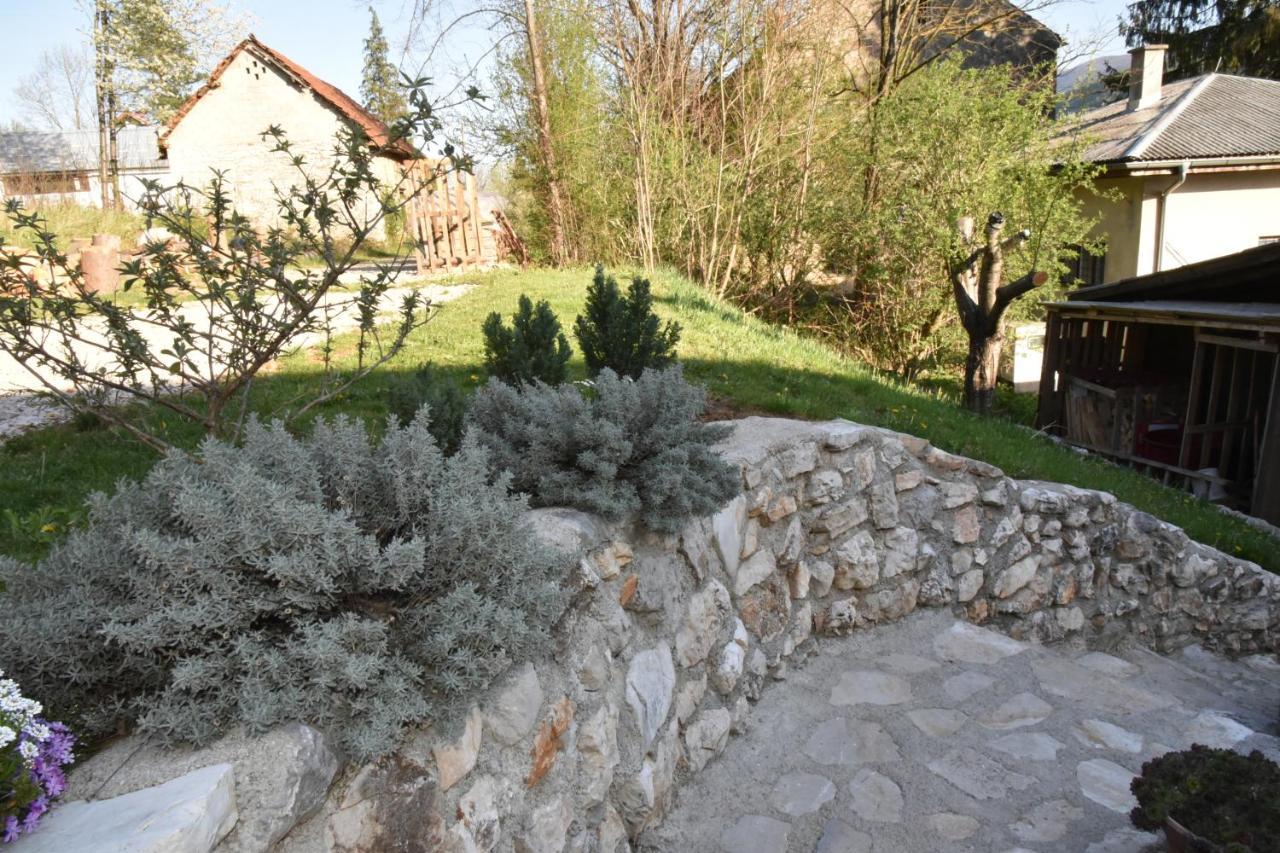 Apartment Bobic Licko Petrovo Selo Екстериор снимка