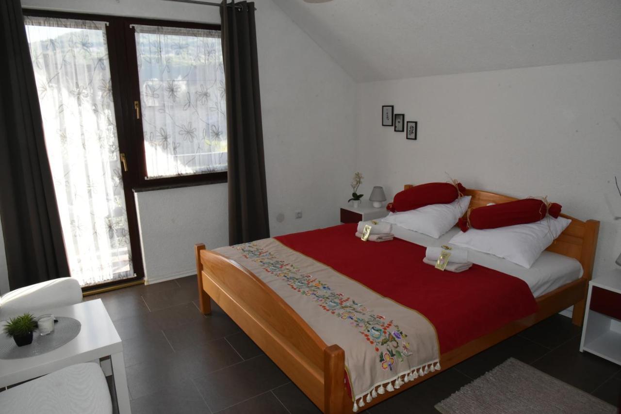Apartment Bobic Licko Petrovo Selo Екстериор снимка