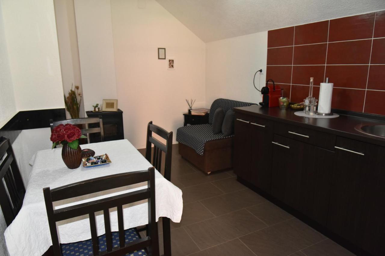 Apartment Bobic Licko Petrovo Selo Екстериор снимка