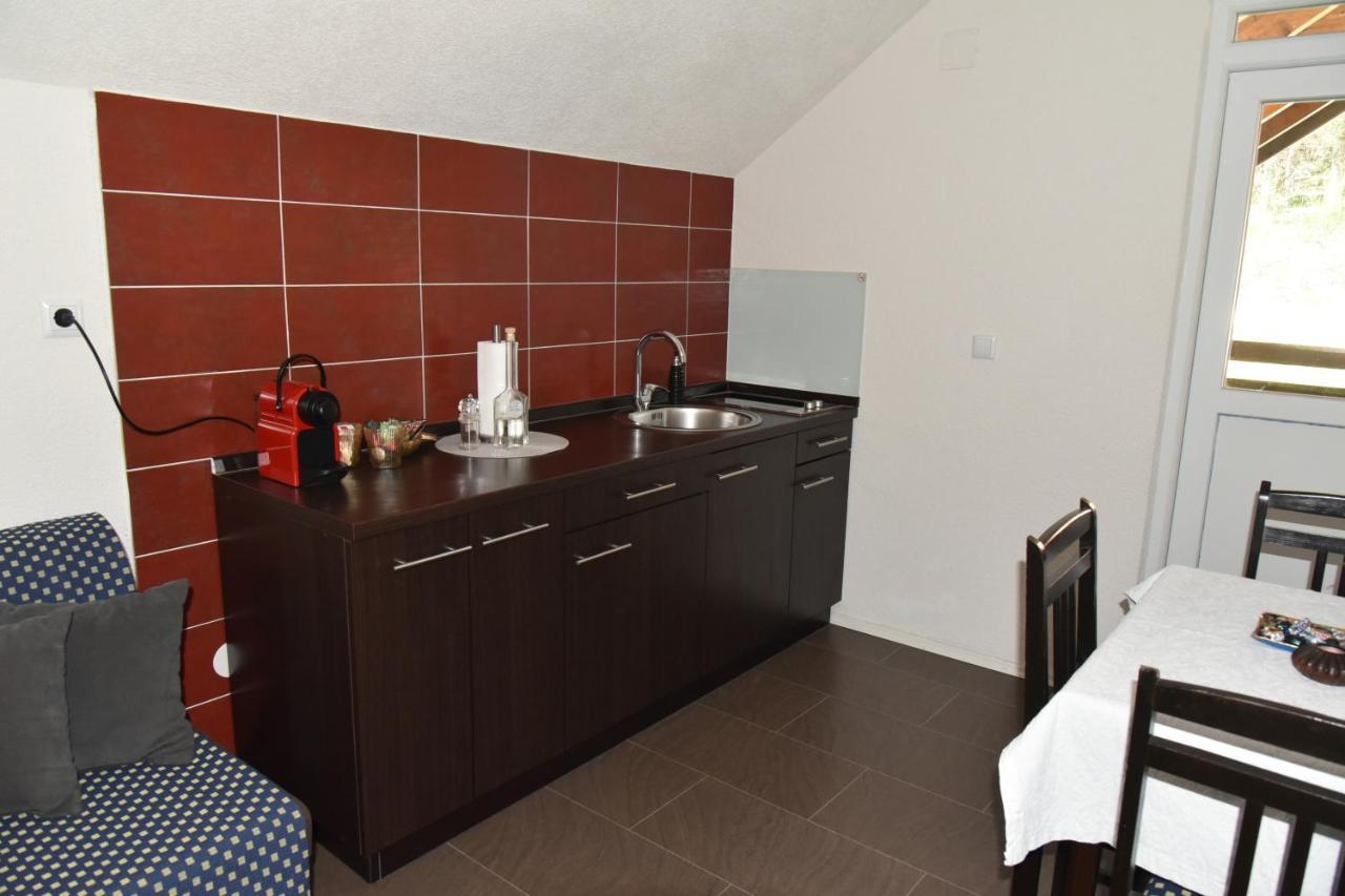 Apartment Bobic Licko Petrovo Selo Екстериор снимка